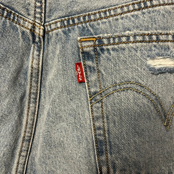 Levi’s shorts - 501 med/light blue button fly cut-off distressed - Picture 6 of 9